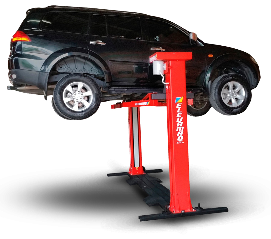 Veículo elevado em elevador automotivo vermelho