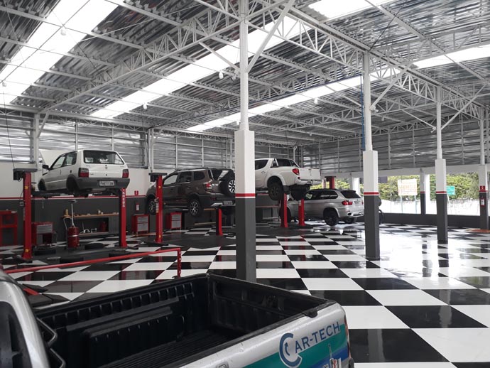 Oficina com elevadores e piso xadrez